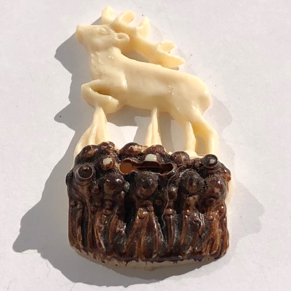 vintage deer with antlers stag plastic sewing button left facing cream brown - Picture 6 of 9